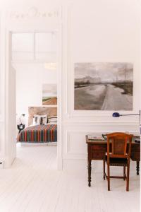 ein Zimmer mit einem Tisch und ein Schlafzimmer mit einem Bett in der Unterkunft Casa Melchior in Portimão