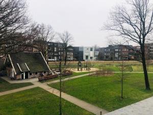 een uitzicht op een park met een gebouw en bomen bij City Zen Apartment Enschede !Free Private Parking in Enschede