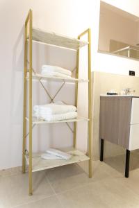 un estante en un baño con toallas. en PRINCIPE 152, en Bari 56 fotos más