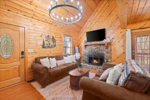 ein Wohnzimmer mit Sofas und einem Kamin in der Unterkunft Firefly Lodge - Cozy 4 bedroom cabin minutes to Helen in Sautee Nacoochee