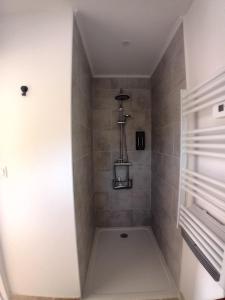 uma casa de banho com um chuveiro. em MaCoCo Maison Coeur Corbieres em Fontjoncouse