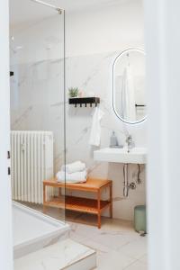uma casa de banho com um lavatório e um espelho em namastay! Eleganz mit Blick auf dem Wasserturm em Mannheim