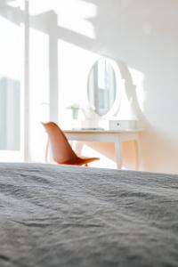 um quarto com uma cama e uma mesa com um espelho em namastay! Eleganz mit Blick auf dem Wasserturm em Mannheim