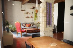 uma sala de estar com um sofá e uma mesa em Appartement de caractére, proche palais des papes em Avignon