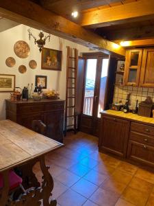 una cocina con una mesa y una encimera en Maison Sandy per 10 persone, en La Salle