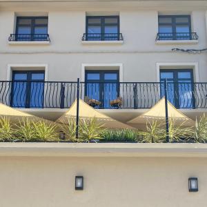 een gebouw met een balkon met surfplanken erop bij Les Suites de Collioure in Collioure