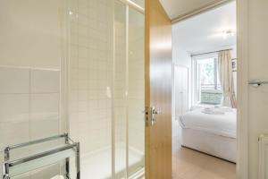 Ένα μπάνιο στο Charming & Spacious House With FREE PARKING +46 φωτογραφίες
