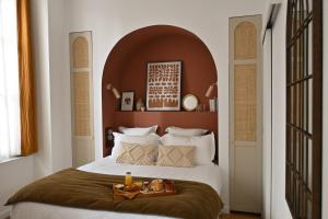 sypialnia z dużym łóżkiem z dużym zagłówkiem w obiekcie Maison Fernand B&B w mieście Bordeaux