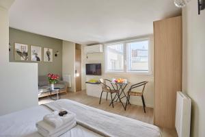 Televízia a/alebo spoločenská miestnosť v ubytovaní Residence Center of Paris by Studio prestige