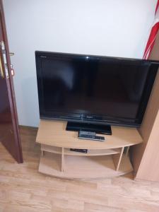 a flat screen tv sitting on a tv stand at HOTEL WIEN in Barakovići