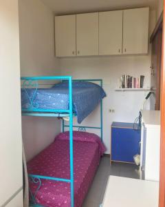 een kleine kamer met 2 stapelbedden bij La Maison du Port - Apartment with Pool in Manerba del Garda