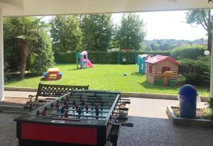 een speeltuin met een tafelvoetbaltafel bij La Maison du Port - Apartment with Pool in Manerba del Garda