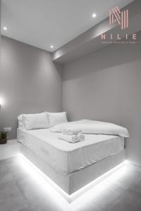 - une chambre blanche avec un lit dans l'établissement Bitola, Nilie Hospitality MGMT, à Thessalonique