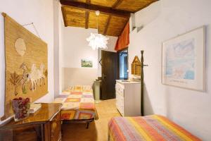 Zimmer mit 2 Betten und einem Schreibtisch. in der Unterkunft La Dimora del Tempo Perduto in Castelvecchio di Rocca Barbena