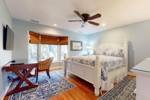 1 dormitorio con 1 cama y ventilador de techo en 239 Glen Abbey, en Kiawah Island