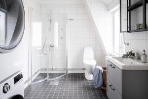Koupelna v ubytování Blå Huset + 30 fotografií