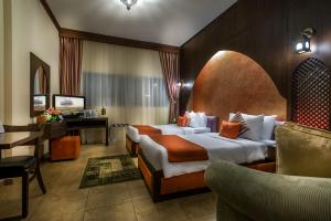 Postel nebo postele na pokoji v ubytování First Central Hotel Suites