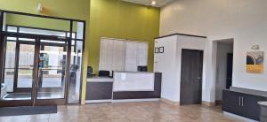 um escritório com paredes verdes e uma porta aberta em Stay Inn em Kannapolis