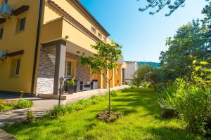 Vonkajšia záhrada v ubytovaní Apartments Gracia