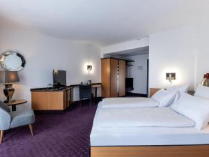 エシュヴァイラーにあるB&B HOTEL Eschweilerのベッド2台とデスクが備わるホテルルームです。