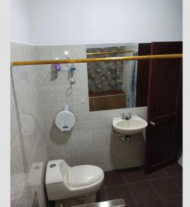 a bathroom with a toilet and a sink at La Posada Casa Hostal in San Vicente de Chucurí