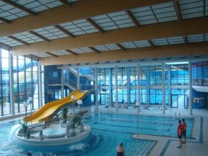 una piscina con un tobogán en un edificio en Warszawianka Studio en Varsovia
