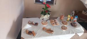 a table with a bunch of donuts on it at AFFITTACAMERE DAL TRAMONTO ALL'ALBA in Montesano Scalo