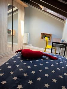 una camera da letto con un letto con stelle sopra di Precioso ático a Santander