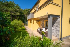 Budova, v ktorej sa apartmán nachádza + 21 fotografií