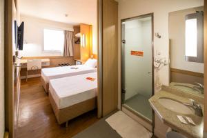 Postel nebo postele na pokoji v ubytování HUS Hotel MARINGA