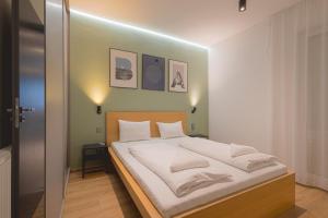 Postel nebo postele na pokoji v ubytování Vitorlás Wellness Apartman Siófok By BLTN