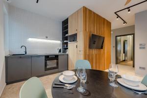 Kuchyňa alebo kuchynka v ubytovaní Vitorlás Wellness Apartman Siófok By BLTN