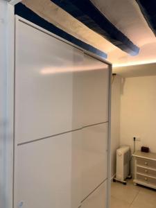 a large white closet in a room with a ceiling at Casita pescadores recién reformada frente al mar in Torrenostra