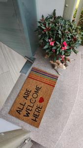 - un tapis de bienvenue à l'étage d'un immeuble dans l'établissement ECO - Casa Vacanze Arcobaleno, à Arco