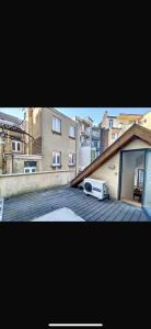 two pictures of a roof of a building with a van at Magnifique logement à Etterbeek in Brussels