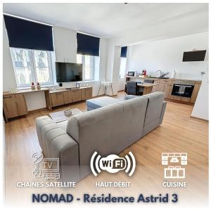 ein Wohnzimmer mit einem Sofa und einer Küche in der Unterkunft NOMAD APARTMENTS - Astrid in Dinant