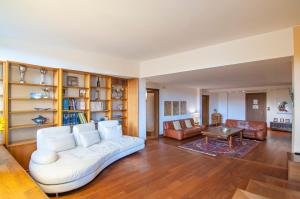 ein Wohnzimmer mit einem weißen Sofa und einem Tisch in der Unterkunft Dimore Verona 2 in Verona