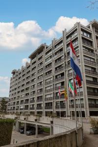 un gran edificio con banderas delante en Perle rare nations, en Ginebra