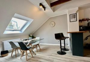 a room with chairs and tables in a attic at Stilvoll im Zentrum Balken Loft in Bochum