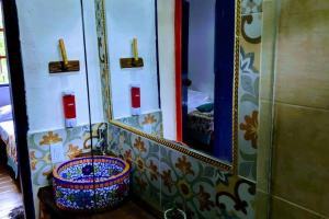サレントにあるEl Madrigal Cabin - Adorable 2-bedroom guesthouseのバスルーム(鏡、バスケット付) +24枚の写真