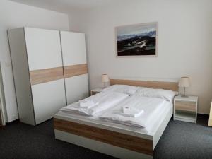 Katil atau katil-katil dalam bilik di Hotel Harrachov Inn