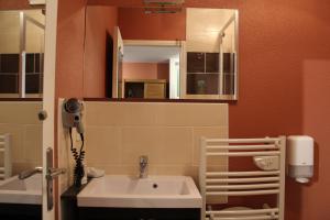 ベリニャにあるOyonnax Bellignat Appart Hotelのバスルーム(洗面台、鏡付)