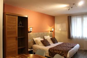 Ліжко або ліжка в номері Oyonnax Bellignat Appart Hotel