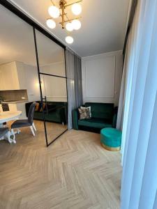 salon z zieloną kanapą i stołem w obiekcie Apartment OLD TOWN - Odra - Nice View - 2 Bathrooms we Wrocławiu