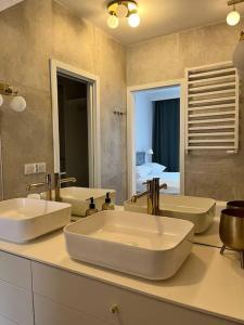 łazienka z 2 umywalkami i dużym lustrem w obiekcie Apartment OLD TOWN - Odra - Nice View - 2 Bathrooms we Wrocławiu