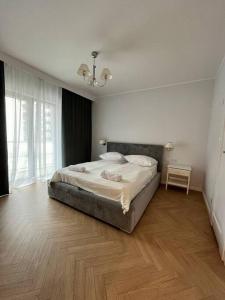 sypialnia z łóżkiem i drewnianą podłogą w obiekcie Apartment OLD TOWN - Odra - Nice View - 2 Bathrooms we Wrocławiu
