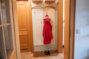 Un vestido rojo está colgado en un armario. en Birkenhof App 65 "Dünennest", en Wustrow 23 fotos más