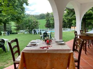 Κήπος έξω από το VILLA DEGLI ARCHI B&B - Ristorante