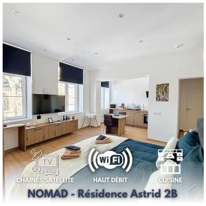 迪南的住宿－NOMAD APARTMENTS - Astrid，大型客厅设有床铺和电视。