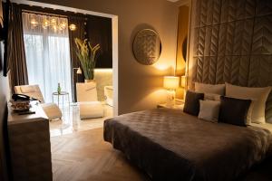 Łóżko lub łóżka w pokoju w obiekcie Hotel Luxor